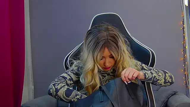 Eva Lovvia  online show from 02.24.25