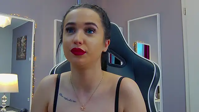 Eva Lovvia  online show from 02.24.25