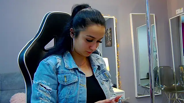 Eva Lovvia  online show from 03.04.25