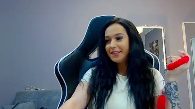 Eva Lovvia  online show from 03.11.25