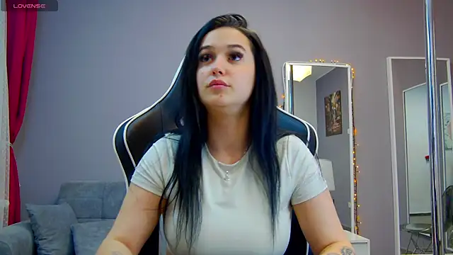 Eva Lovvia  online show from 03.20.25