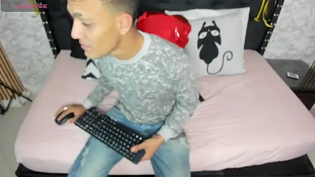 Snapshot of stefany_pablo1 chatting on 02.15.25 stefany pablo1 online show from 02.15.25