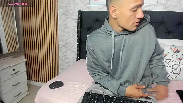 Snapshot of stefany_pablo1 chatting on 02.25.25 stefany pablo1 online show from 02.25.25