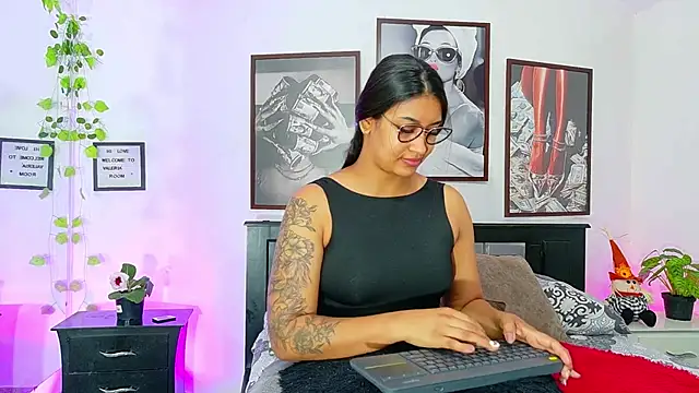 Snapshot of loretahorny chatting on 02.27.26 loretahorny online show from 02.27.26