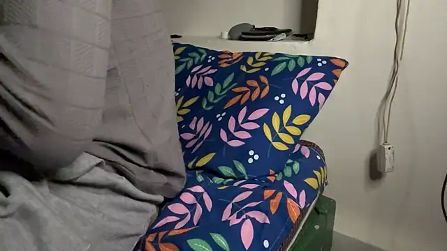 hot hunk boy online show from 12.17.25