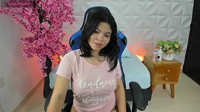 Snapshot of adarna13_ chatting on 03.21.25 adarna13 online show from 03.21.25