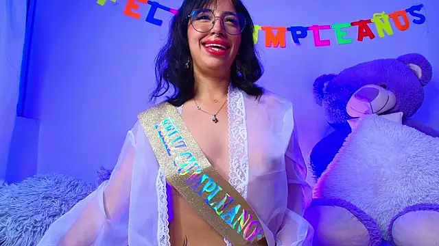 Snapshot of MiaFlamesxxx chatting on 11.24.25 MiaFlamesxxx online show from 11.24.25