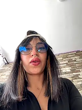 Snapshot of MiaFlamesxxx chatting on 11.27.25 MiaFlamesxxx online show from 11.27.25