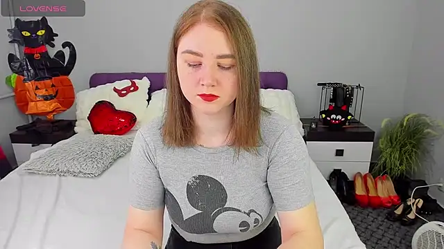 Snapshot of lillyloan4u chatting on 10.28.25 lillyloan4u online show from 10.28.25