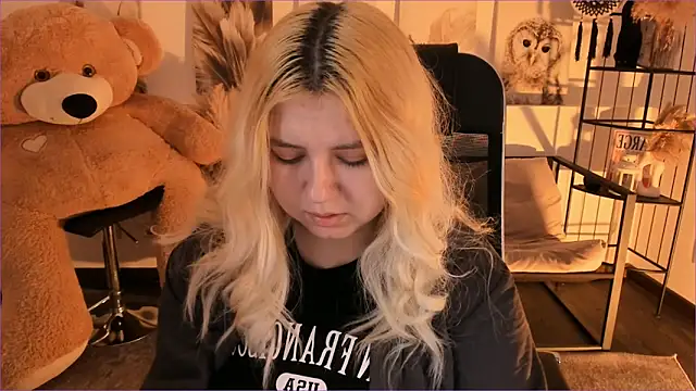 DiaAngell online show from 12.18.25