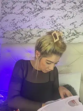 viktoria davis  online show from 02.21.25