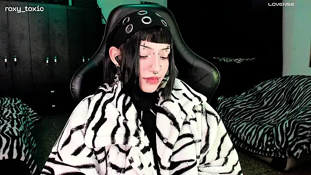 Snapshot of roxy_toxic chatting on 11.13.25 roxy toxic online show from 11.13.25