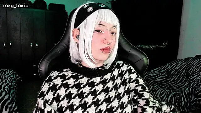 Snapshot of roxy_toxic chatting on 11.19.25 roxy toxic online show from 11.19.25