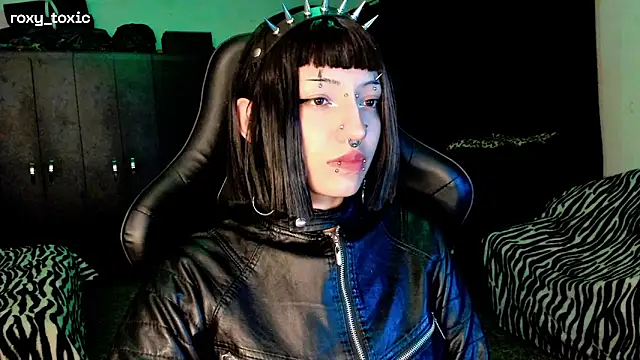 Snapshot of roxy_toxic chatting on 11.25.25 roxy toxic online show from 11.25.25