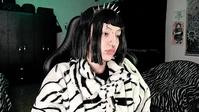 Snapshot of roxy_toxic chatting on 12.16.25 roxy toxic online show from 12.16.25