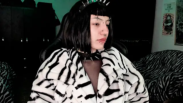 Snapshot of roxy_toxic chatting on 12.17.25 roxy toxic online show from 12.17.25