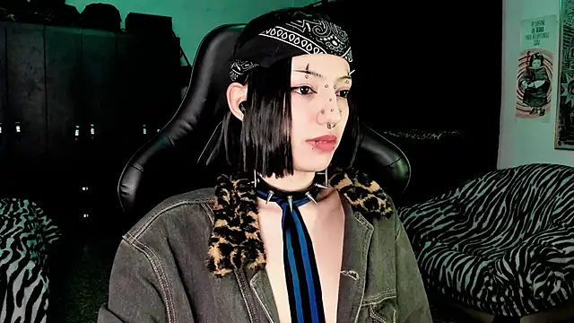 Snapshot of roxy_toxic chatting on 12.19.25 roxy toxic online show from 12.19.25