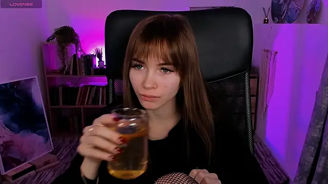 Snapshot of DakotaaJohnnson chatting on 02.28.25 DakotaaJohnnson online show from 02.28.25