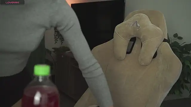 Snapshot of DakotaaJohnnson chatting on 10.20.25 DakotaaJohnnson online show from 10.20.25