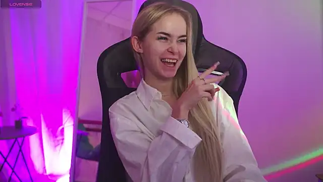 Snapshot of DakotaaJohnnson chatting on 10.28.25 DakotaaJohnnson online show from 10.28.25