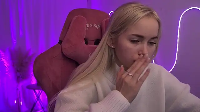 Snapshot of DakotaaJohnnson chatting on 12.15.25 DakotaaJohnnson online show from 12.15.25