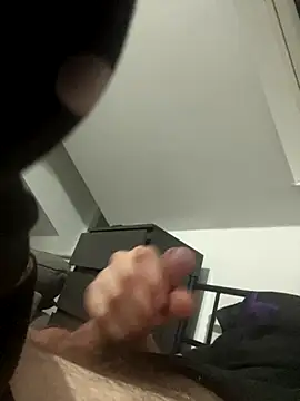 Snapshot of wyattstone chatting on 11.10.25 wyattstone online show from 11.10.25