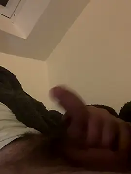 Snapshot of wyattstone chatting on 11.12.25 wyattstone online show from 11.12.25