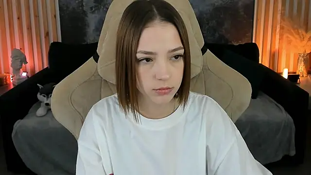 Snapshot of PamBeesly chatting on 10.28.25 PamBeesly online show from 10.28.25