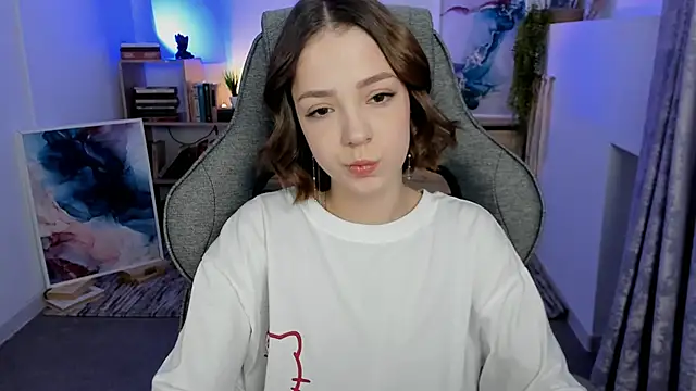 Snapshot of PamBeesly chatting on 11.04.25 PamBeesly online show from 11.04.25