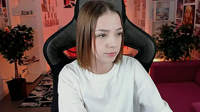 Snapshot of PamBeesly chatting on 11.08.25 PamBeesly online show from 11.08.25