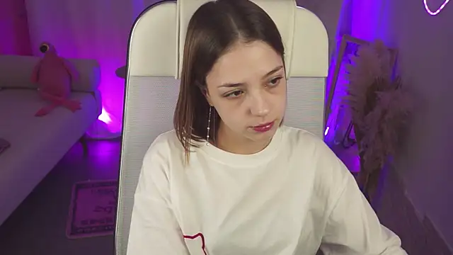 Snapshot of PamBeesly chatting on 11.12.25 PamBeesly online show from 11.12.25