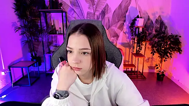 Snapshot of PamBeesly chatting on 11.25.25 PamBeesly online show from 11.25.25