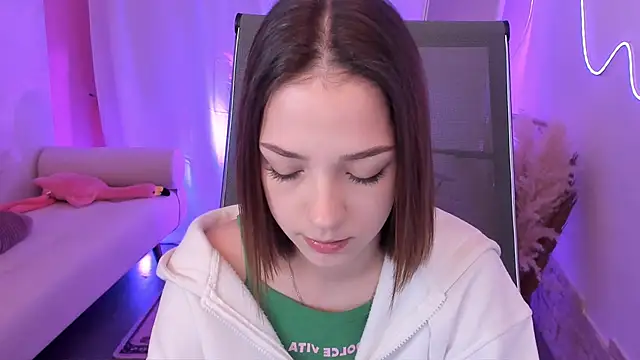 Snapshot of PamBeesly chatting on 12.15.25 PamBeesly online show from 12.15.25