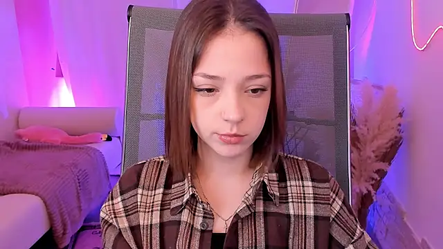 Snapshot of PamBeesly chatting on 12.16.25 PamBeesly online show from 12.16.25