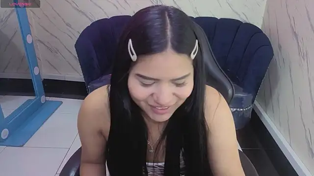 Snapshot of Paulette_v chatting on 11.04.25 Paulette v online show from 11.04.25