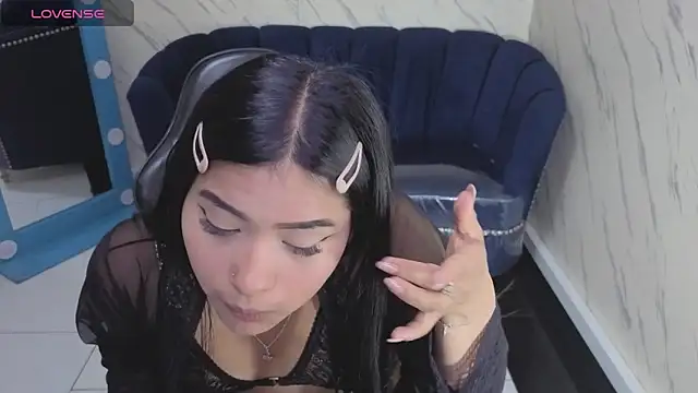 Snapshot of Paulette_v chatting on 11.24.25 Paulette v online show from 11.24.25