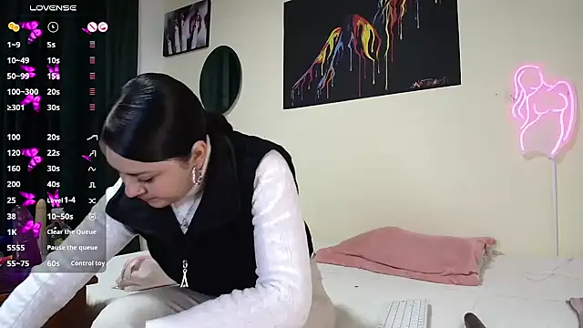 Snapshot of Emmie_Hot chatting on 02.04.25 Emmie Hot online show from 02.04.25