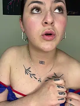 Snapshot of Emmie_Hot chatting on 02.14.25 Emmie Hot online show from 02.14.25