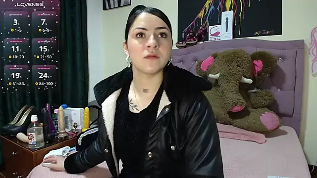 Emmie Hot online show from 11.21.25