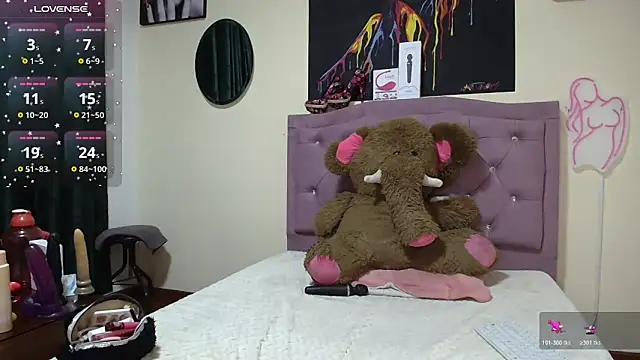 Emmie Hot online show from 12.20.25