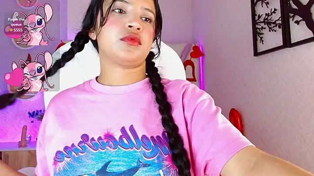 Sophia waalker  1 online show from 02.26.25