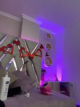 Sophia waalker  1 online show from 02.27.25