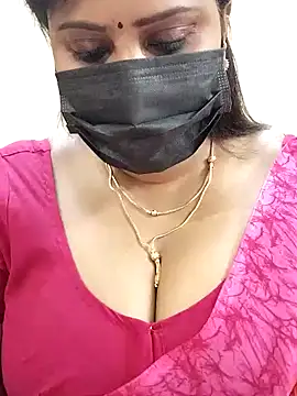 Snapshot of Queenflowerr chatting on 02.08.25 Queenflowerr online show from 02.08.25