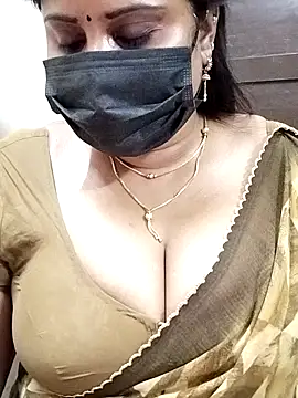 Snapshot of Queenflowerr chatting on 02.10.25 Queenflowerr online show from 02.10.25