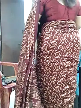 Snapshot of Queenflowerr chatting on 02.25.25 Queenflowerr online show from 02.25.25