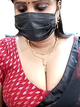 Snapshot of Queenflowerr chatting on 03.04.25 Queenflowerr online show from 03.04.25