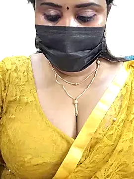 Snapshot of Queenflowerr chatting on 03.10.25 Queenflowerr online show from 03.10.25