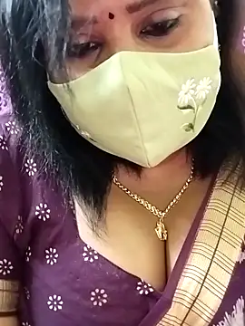 Snapshot of Queenflowerr chatting on 10.16.25 Queenflowerr online show from 10.16.25