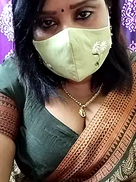 Snapshot of Queenflowerr chatting on 10.23.25 Queenflowerr online show from 10.23.25