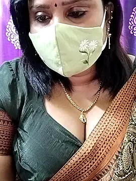 Snapshot of Queenflowerr chatting on 10.25.25 Queenflowerr online show from 10.25.25